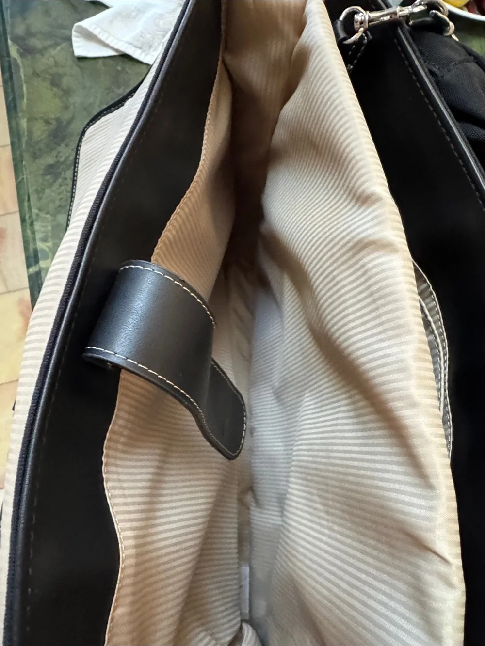 Excellent Condition Targus Laptop Case 15 x 14.5 x 4” Leather like accents